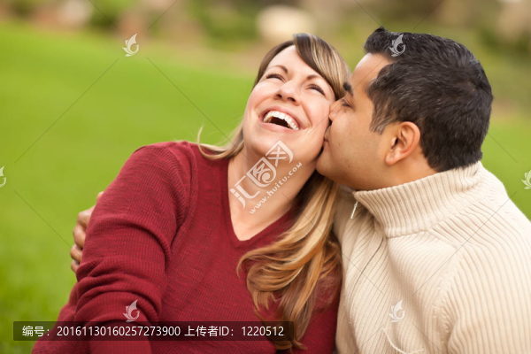 迷人的混合種族夫婦肖像