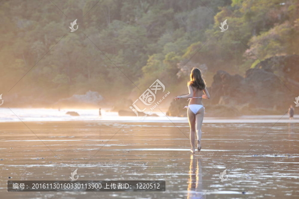 海灘上的年輕美麗的女孩。
