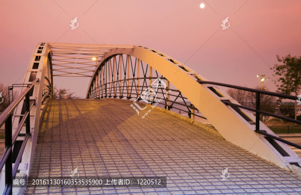 湖岸驅(qū)動(dòng)的步行橋