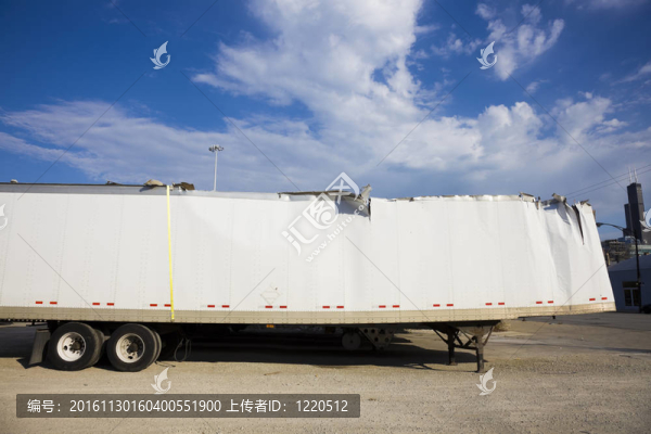 藍(lán)天車(chē)禍后的白色預(yù)告片。