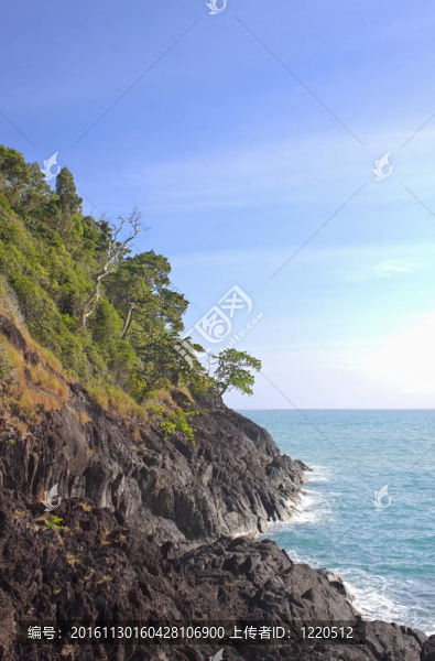 石崖，平靜蔚藍的大海