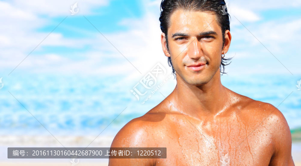 合適的男人在海灘上擺姿勢(shì)