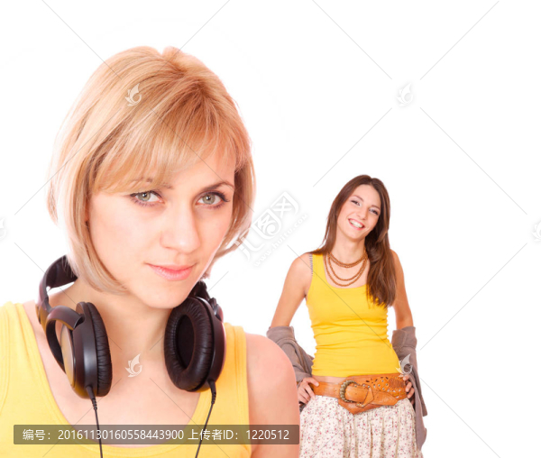 性感的年輕女人帶著耳機