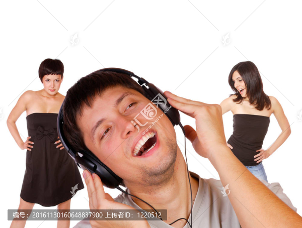 男人正在聽音樂