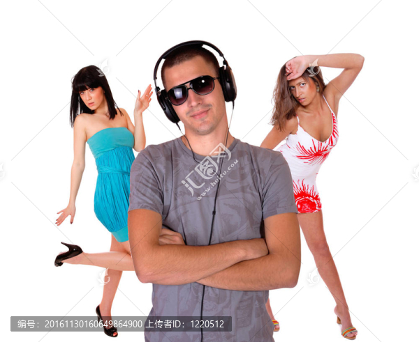 男人正在聽音樂