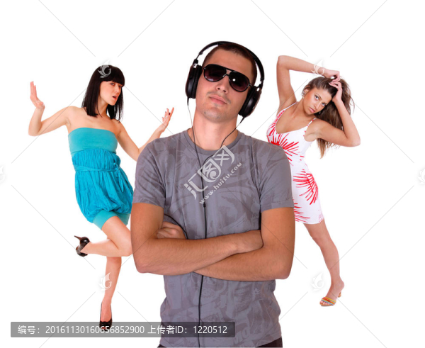 男人正在聽音樂