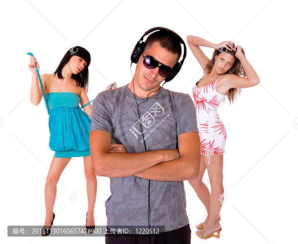 男人正在聽音樂