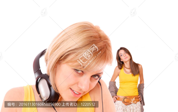 性感的年輕女人帶著耳機