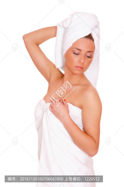 沐浴后的年輕美麗的女人