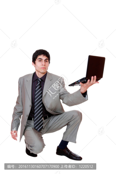 站在筆記本電腦的商人