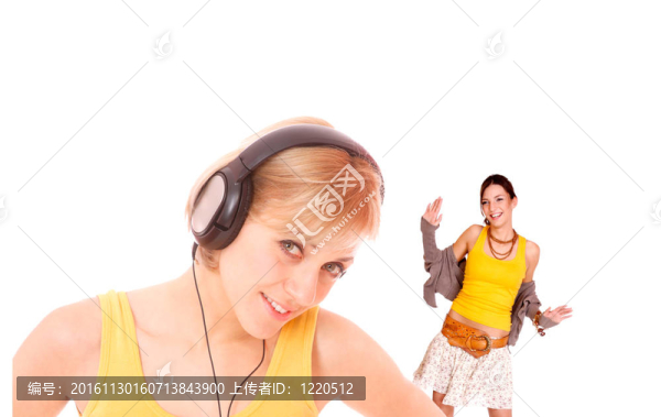 性感的年輕女人帶著耳機