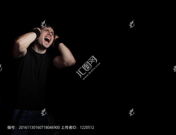 年輕人用耳機聽音樂