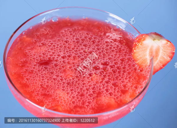 Strawberry,Daiquiri雞尾酒在瑪格麗塔玻璃藍(lán)色背景