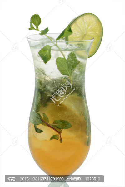 冷的mojito雞尾酒孤立在白色背景的颶風杯