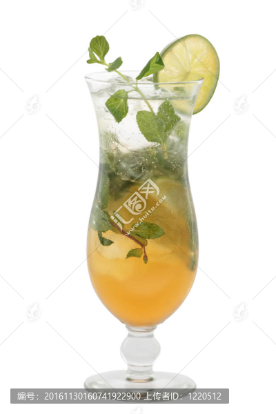 冷的mojito雞尾酒孤立在白色背景的颶風(fēng)杯