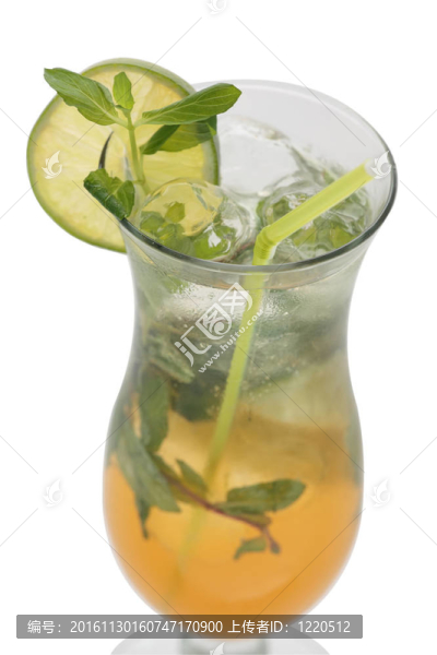 冷的mojito雞尾酒孤立在白色背景的颶風(fēng)杯