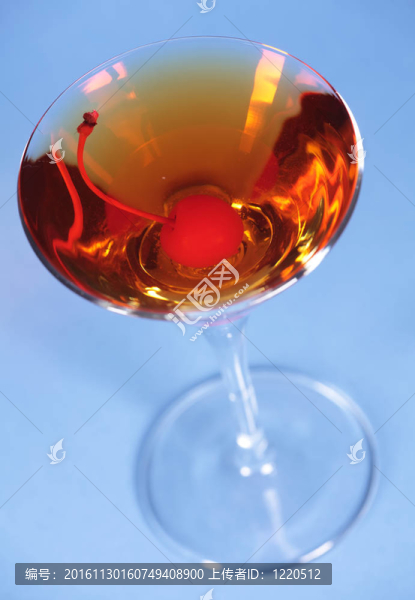 Rob,Roy雞尾酒藍色背景在martini,glass