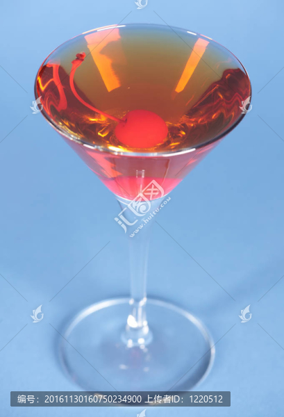 Rob,Roy雞尾酒藍色背景在martini,glass