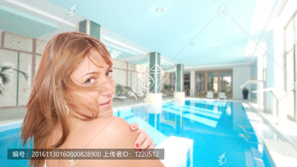 美麗的女人得到水療治療