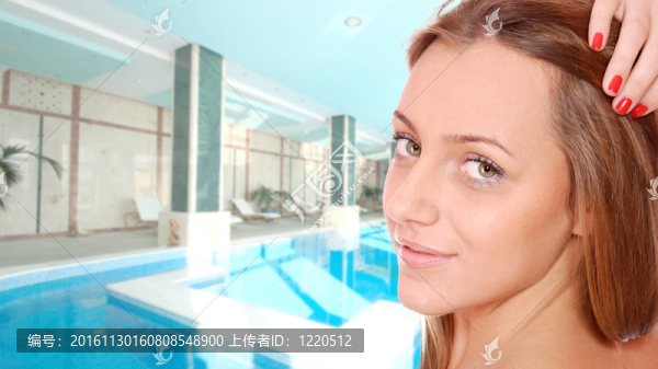 美麗的女人得到水療治療