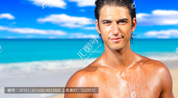 合適的男人在海灘上擺姿勢(shì)