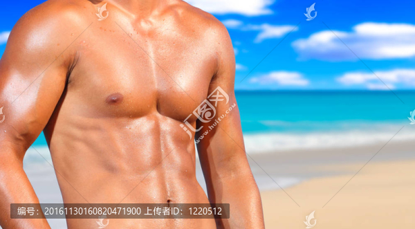 合適的男人在海灘上擺姿勢(shì)