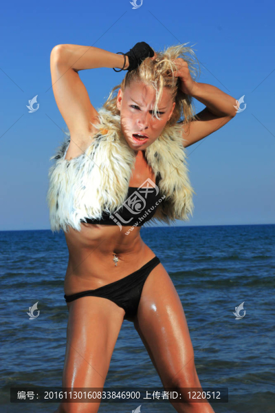 海灘上的金發(fā)女人