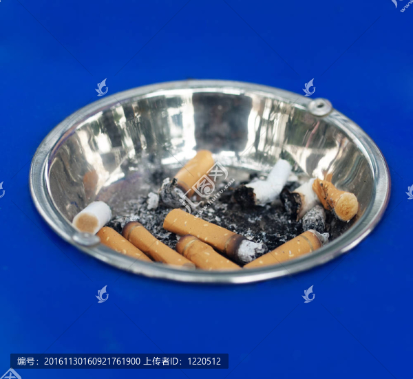 香煙在煙灰缸