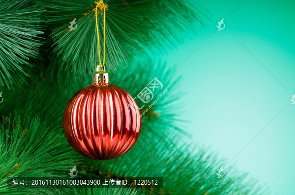 圣誕樹上的裝飾-假日概念