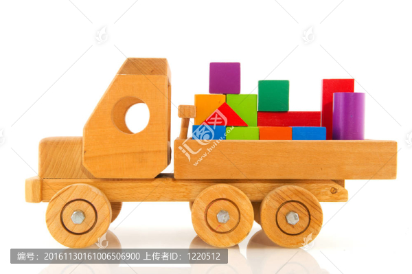 帶有彩色積木的木制玩具車