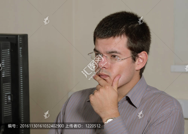 特寫鏡頭的人看著他的顯示器
