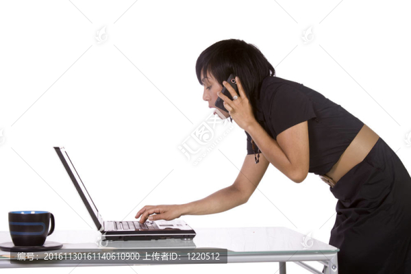 女商人在伏案工作