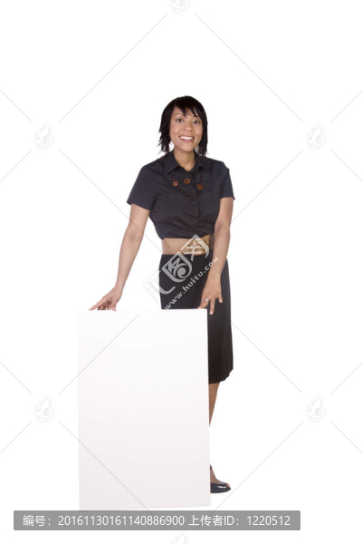漂亮的女人拿著一張空白名片