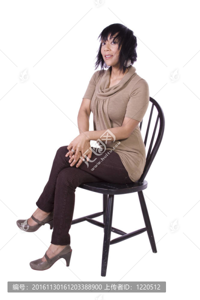 漂亮的女人在椅子上擺姿勢(shì)