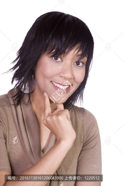 接近一個(gè)美麗的亞洲女孩