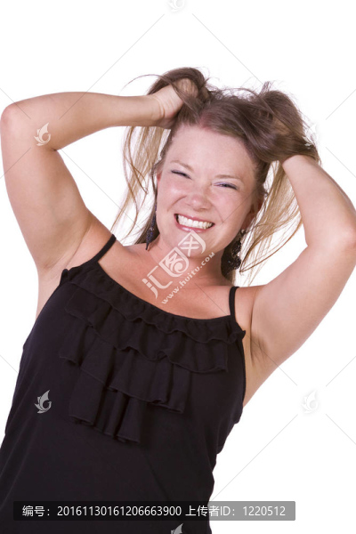 年輕女子拉著她的頭發(fā)