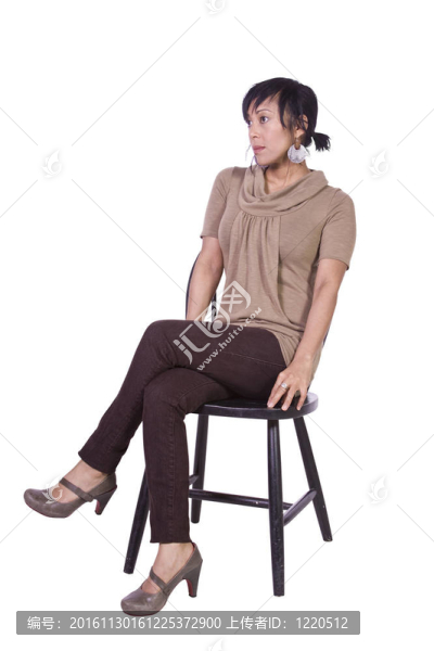 漂亮的女人在椅子上擺姿勢