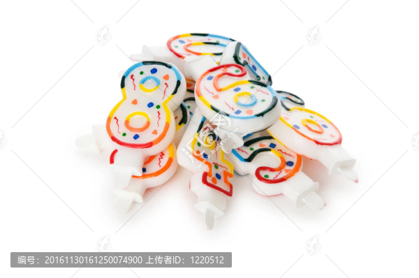 白色背景上的生日蠟燭