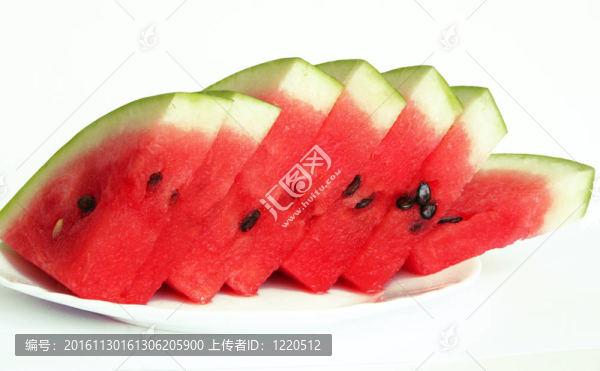 在白盤(pán)子上供應(yīng)的多汁西瓜片