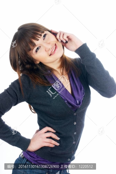 說話的女孩通過移動(dòng)