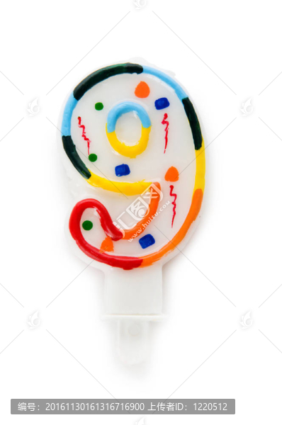 白色背景上的生日蠟燭