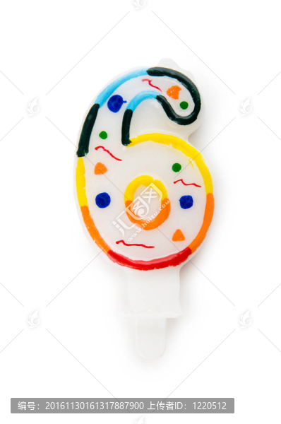 白色背景上的生日蠟燭