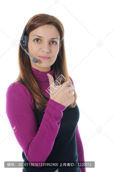漂亮的年輕女人在耳機(jī)