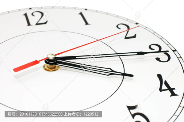 白色時鐘顯示時間約九孤立