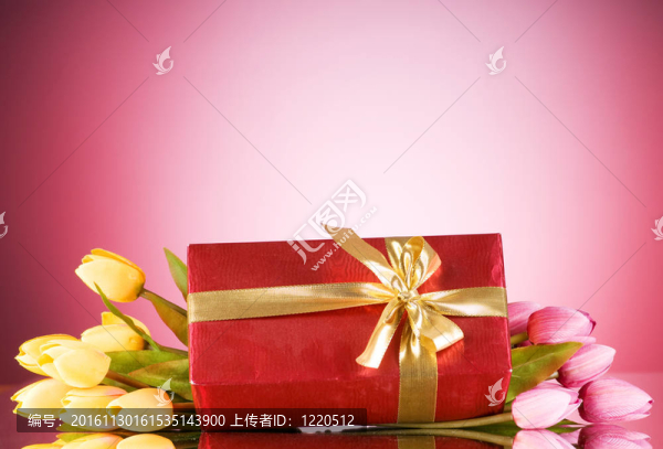 慶祝理念-禮品盒和郁金香花