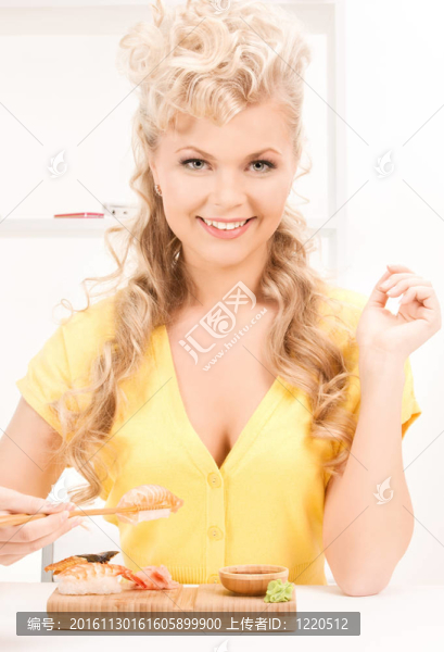 可愛的女人吃壽司