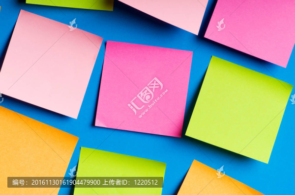 鮮艷的彩紙上的提醒筆記