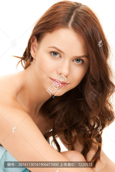 可愛的女人在毛巾