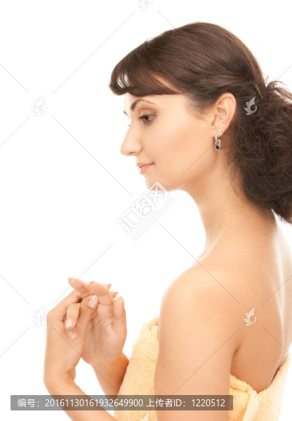 可愛的女人在毛巾