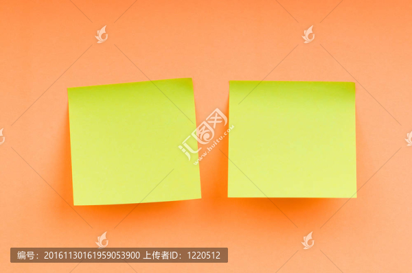 鮮艷的彩紙上的提醒筆記